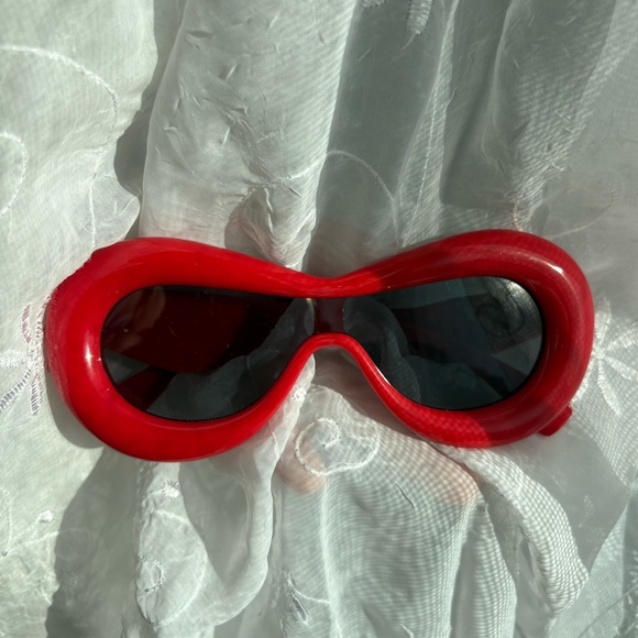 Retro Vintage Red Sunglasses 🌞 - Picture 3 of 5